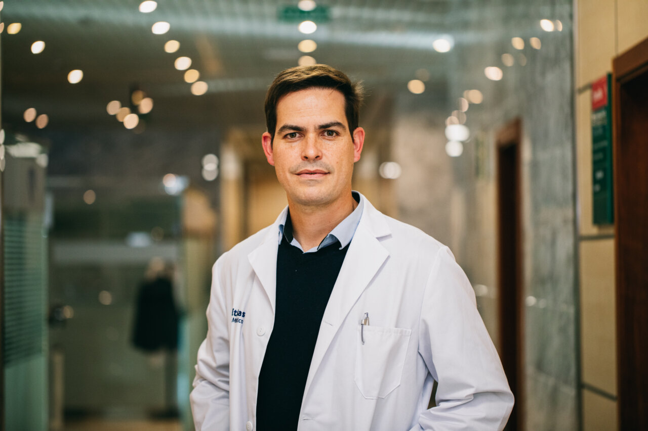 Doctor Nelson Díez, urólogo en un consultorio moderno