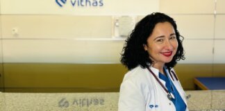 Doctora Rosa Merlos en clínica Vithas con bata blanca y estetoscopio