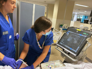 Médicas realizando ecografía clínica en urgencias del hospital La Fe