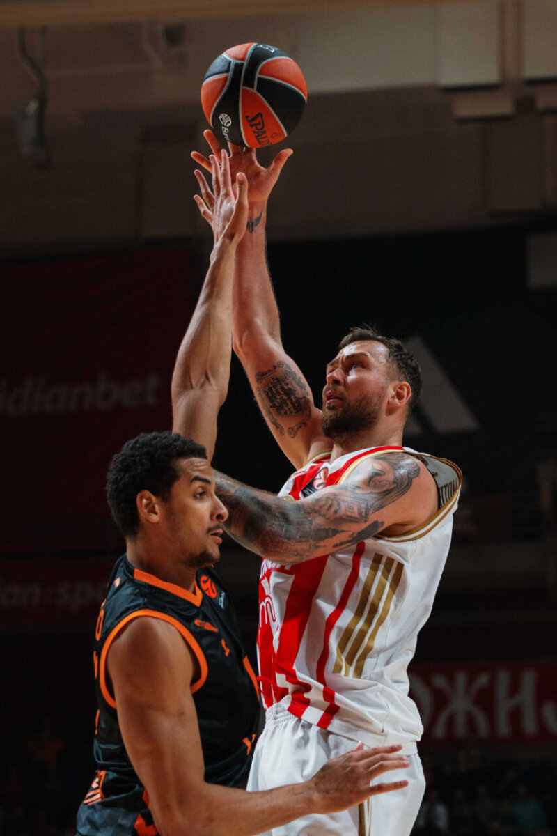 Jugador de Valencia Basket lanzando a canasta contra Crvena Zvezda en Euroliga