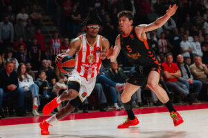 Jugadores de Valencia Basket y Crvena Zvezda compiten en un partido de baloncesto