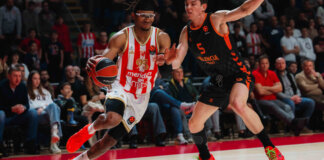 Jugadores de Valencia Basket y Crvena Zvezda compiten en un partido de baloncesto