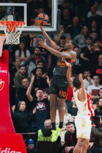 Jugador de Valencia Basket lanzando a canasta en un partido en Belgrado