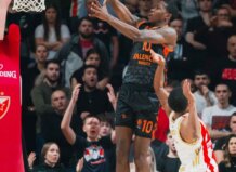 Jugador de Valencia Basket lanzando a canasta en un partido en Belgrado