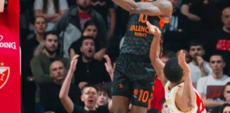 Jugador de Valencia Basket lanzando a canasta en un partido en Belgrado