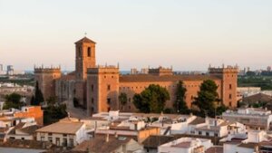 Vista del Monasterio de El Puig al atardecer con edificios cercanos