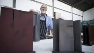 Enric Mestre, destacado ceramista contemporáneo, en su taller. Su obra ha dejado una huella significativa.