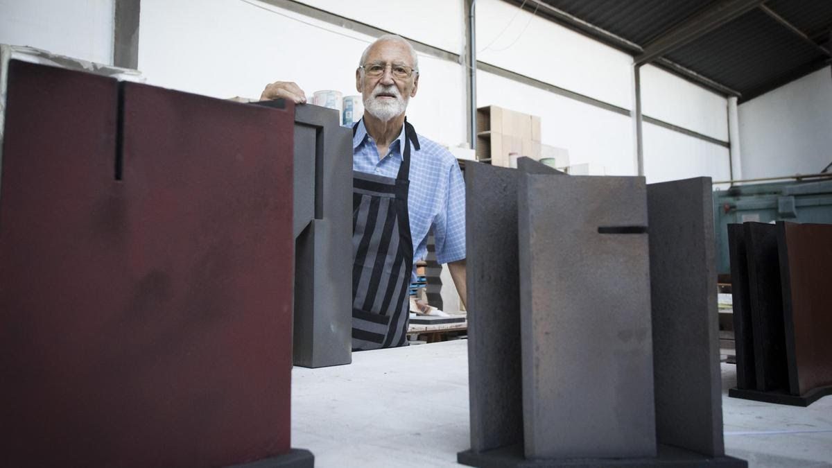 Enric Mestre, destacado ceramista contemporáneo, en su taller. Su obra ha dejado una huella significativa.