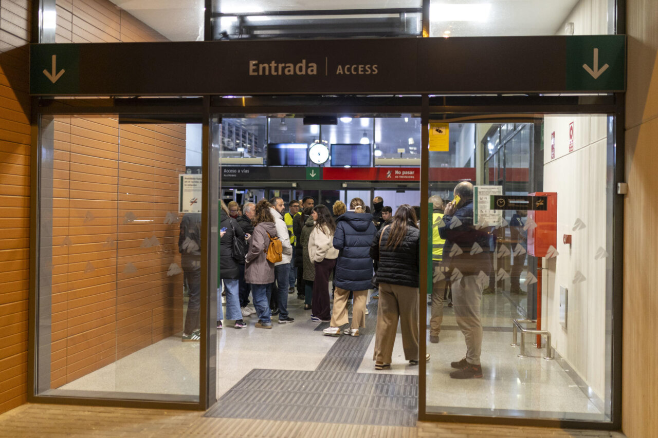 Entrada de la estación AVE Joaquín Sorolla en Valencia con personas esperando