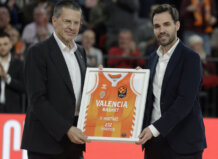 Con 232 partidos al frente del equipo, Pedro Martínez leyenda de Valencia Basket Pedro Martínez recibiendo un reconocimiento en Valencia Basket