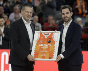 Pedro Martínez recibiendo un reconocimiento en Valencia Basket