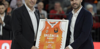 Pedro Martínez recibiendo un reconocimiento en Valencia Basket