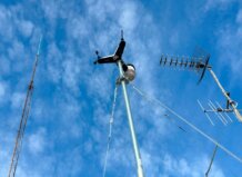 Estación meteorológica en Rafelbunyol bajo un cielo azul