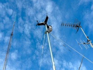 Estación meteorológica en Rafelbunyol bajo un cielo azul