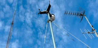 Estación meteorológica en Rafelbunyol bajo un cielo azul