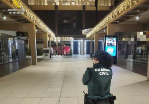 Agente de la Guardia Civil en un centro comercial durante una operación de fraude