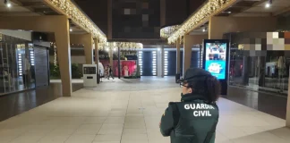 Agente de la Guardia Civil en un centro comercial durante una operación de fraude
