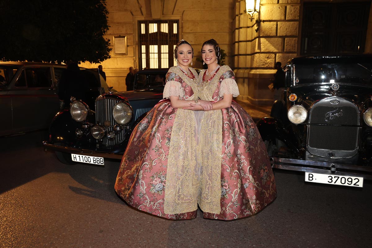 Carmen Prades y su Corte de Honor en el Palau de la Música