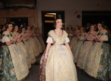 'Terreta', el espolín de Carmen Prades, Fallera Mayor de Valencia 2026, en su Exaltación Carmen Prades, Fallera Mayor de Valencia 2026, durante su exaltación con otras falleras.