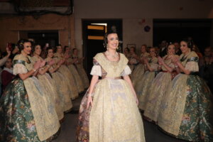 Carmen Prades, Fallera Mayor de Valencia 2026, durante su exaltación con otras falleras.
