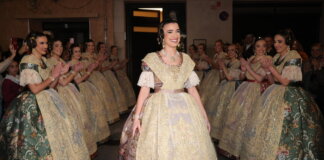 Carmen Prades, Fallera Mayor de Valencia 2026, durante su exaltación con otras falleras.
