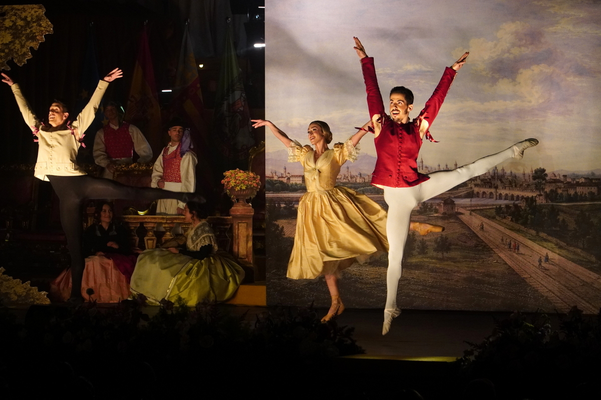Bailarines en el espectáculo de exaltación de Carmen Prades en el Palau de la Música.