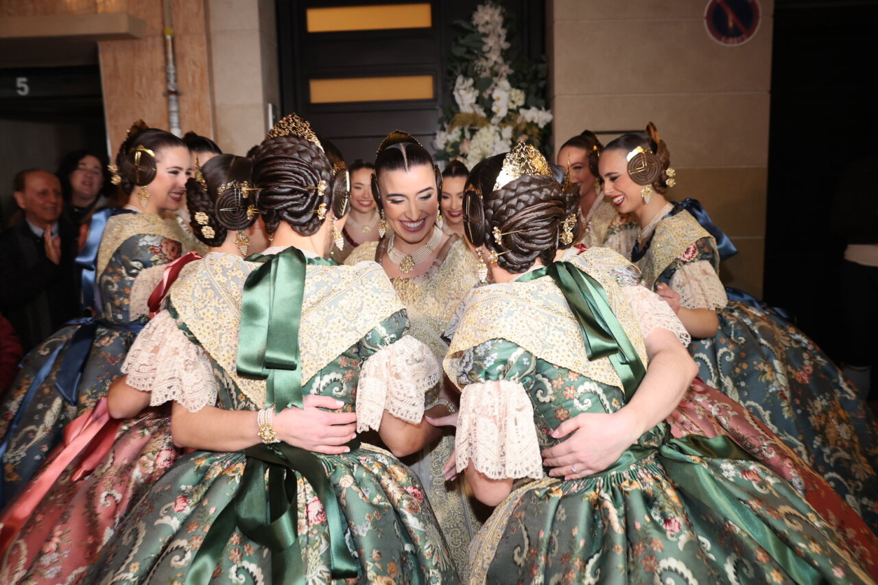 Grupo de mujeres vestidas con trajes tradicionales en la Exaltación de la Fallera Mayor de Valencia