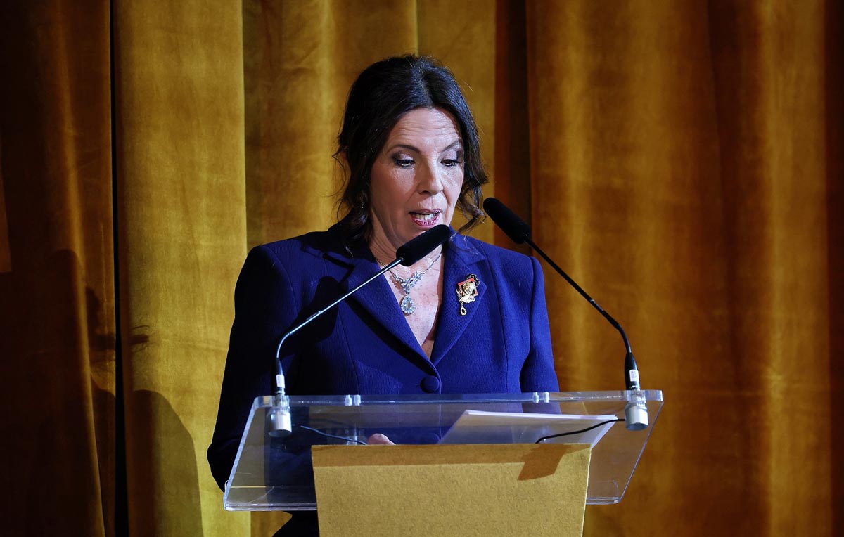 Mujer hablando en un podio durante un evento en el Palau de la Música.