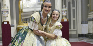 Carmen Prades y Marta Mercader en trajes tradicionales valencianos