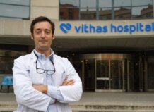 Experto de Vithas explica las lesiones deportivas más frecuentes durante el invierno Médico en Vithas Hospital con bata blanca y estetoscopio