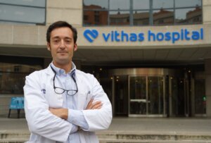 Médico en Vithas Hospital con bata blanca y estetoscopio