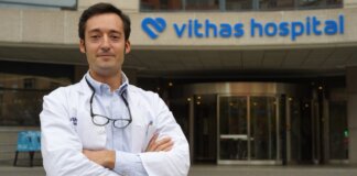 Médico en Vithas Hospital con bata blanca y estetoscopio