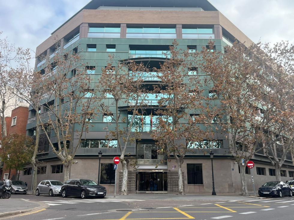 Fachada del edificio de la Conselleria de Sanidad con árboles alrededor