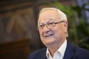 Ricard Pérez Casado, exalcalde de València, sonriendo en un evento