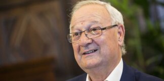 Ricard Pérez Casado, exalcalde de València, sonriendo en un evento