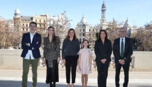 Falleres mayores de Valencia con la alcaldesa y otros representantes en un evento