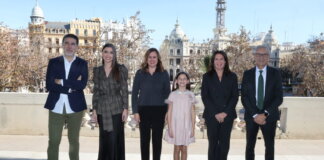 Falleres mayores de Valencia con la alcaldesa y otros representantes en un evento
