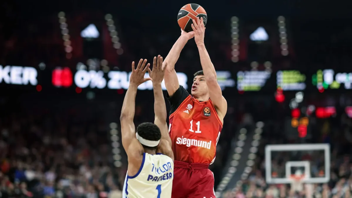 Jugador del Valencia Basket lanzando a canasta en un partido contra el Bayern Múnich.