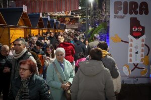 Multitud de personas en la Feria del Chocolate de Torrent