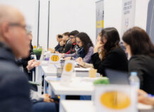 Personas participando en una feria de empleo en Quart de Poblet