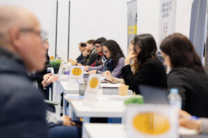 Personas participando en una feria de empleo en Quart de Poblet