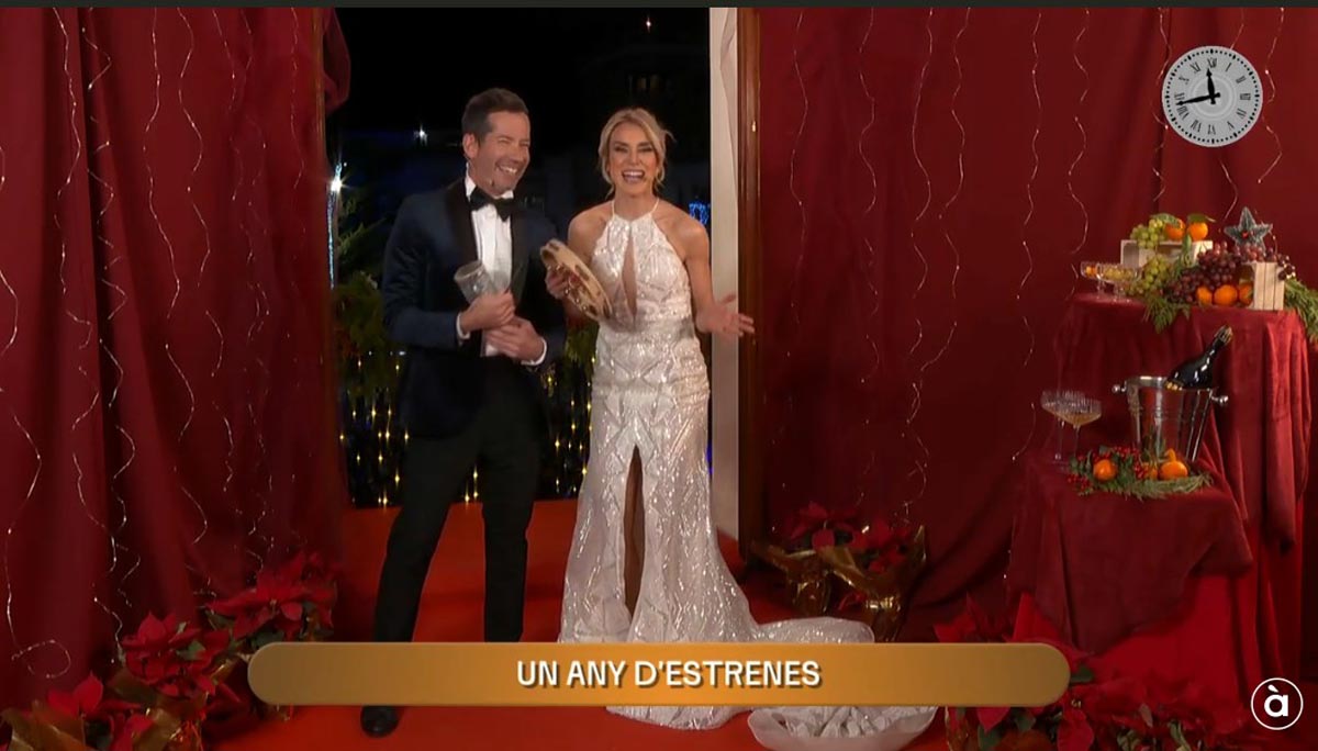 Ferran Cano y María Fuster en un programa de televisión festivo dÀ Punt