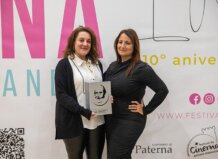 Dos mujeres sosteniendo un premio en el Festival de Cine Antonio Ferrandis