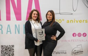 Dos mujeres sosteniendo un premio en el Festival de Cine Antonio Ferrandis