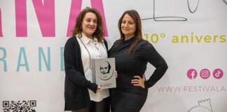 Dos mujeres sosteniendo un premio en el Festival de Cine Antonio Ferrandis
