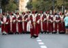 Grupo de personas vestidas de moros en la fiesta de Moros y Cristianos en Valencia