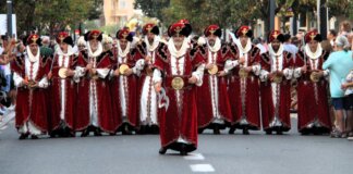 Grupo de personas vestidas de moros en la fiesta de Moros y Cristianos en Valencia