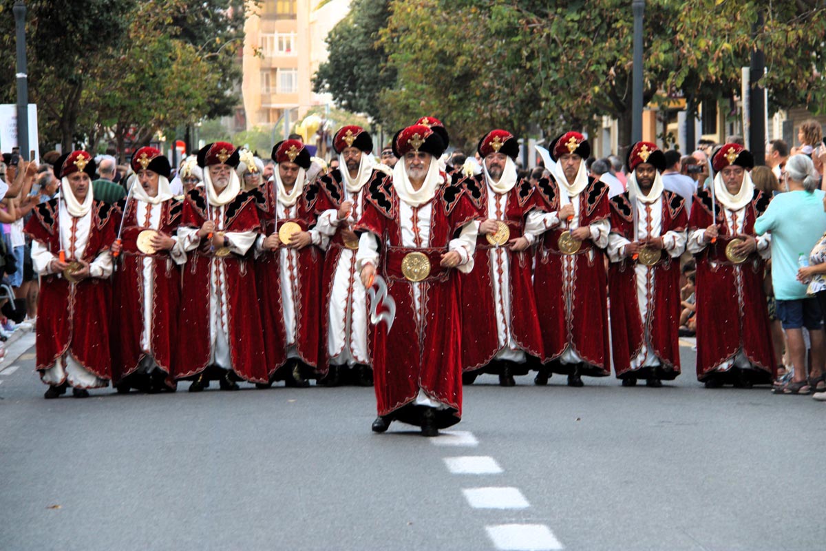 Grupo de personas vestidas de moros en la fiesta de Moros y Cristianos en Valencia