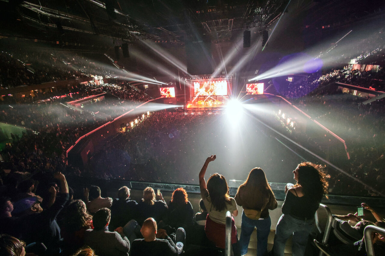 Concierto de Fito y Fitipaldis en Roig Arena con público emocionado