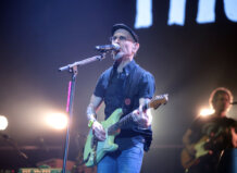 Fito Cabrales cantando en el Roig Arena durante un concierto